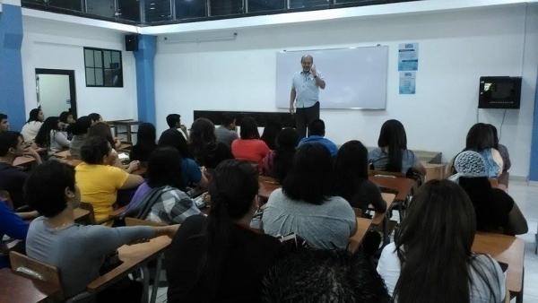 Decano de la Facultad de Ciencias del Hombre y la Naturaleza, Dr. Rolando Martínez, quien brindó la bienvenida a los jóvenes.